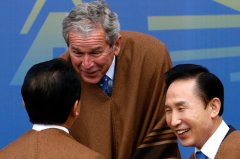 澳门太阳城网站：美国总统布什在APEC全家福上与日本首相麻生太朗(左一)交谈